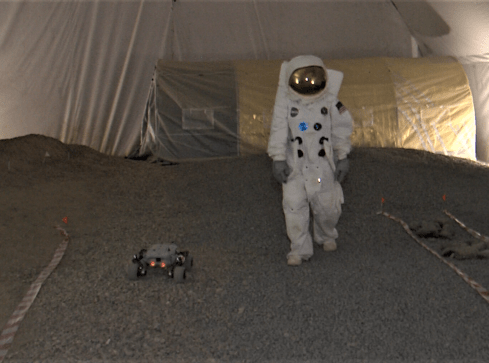 Łaziki i skafandry na testach w bazie kosmicznej w Pile  - grafika