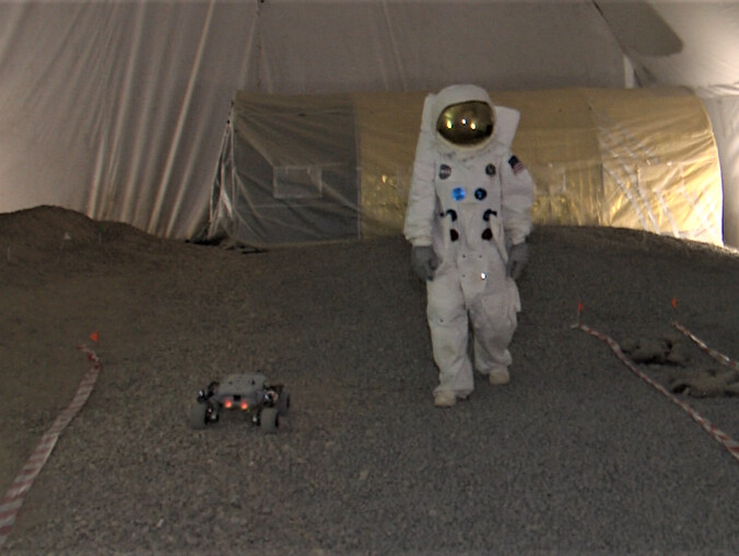 Łaziki i skafandry na testach w bazie kosmicznej w Pile  - grafika