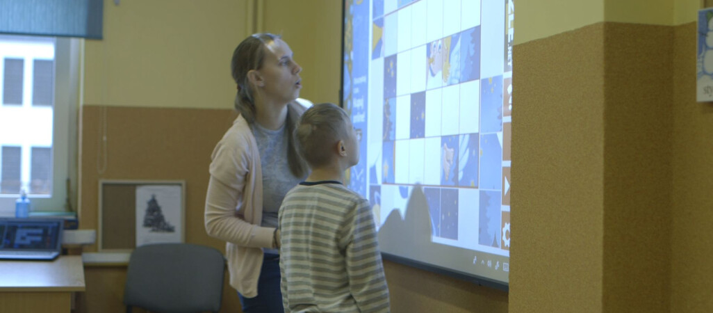 Za naukę zdalną nauczyciele zarobią nawet o 2 tys. zł mniej?