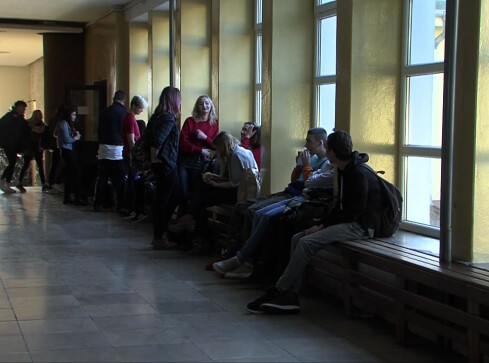 Czy zabraknie miejsc dla absolwentów szkół podstawowych? Już we wt - grafika