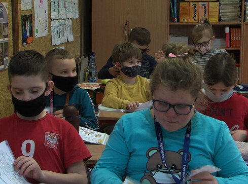 Starsi uczniowie nie wrócą do szkół przed zaszczepieniem nauczycie - grafika