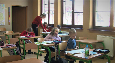 Dzieci się cieszą z powrotu do szkoły. Rodzice także  - grafika