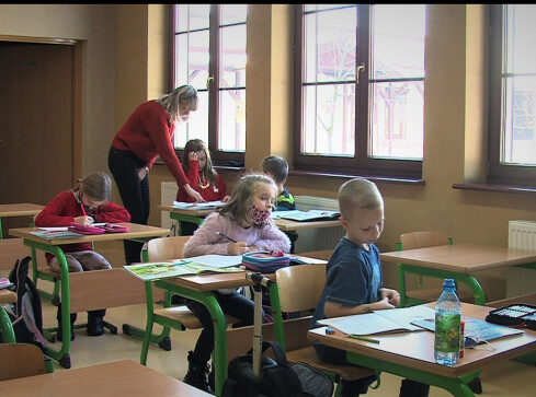 Dzieci się cieszą z powrotu do szkoły. Rodzice także  - grafika