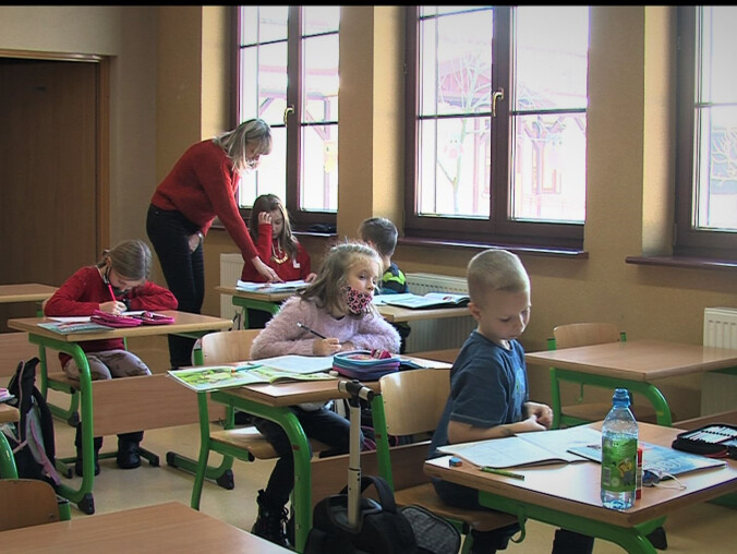 Dzieci się cieszą z powrotu do szkoły. Rodzice także  - grafika