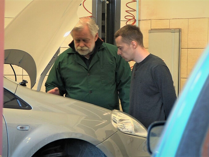 Młodzi ludzie niechętnie kształcą się w kierunkach zawodowych?  - grafika