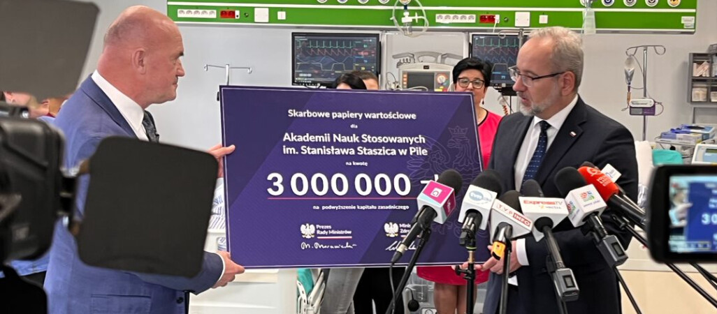 Niedzielski przekazał 3 mln zł pilskiej uczelni