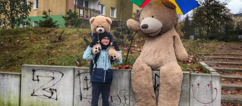 Pluszowy Miś siedzi sobie przy moście w Pile - VIDEO 