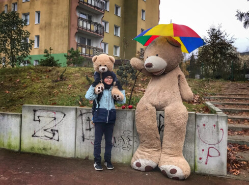 Pluszowy Miś siedzi sobie przy moście w Pile - VIDEO  - grafika