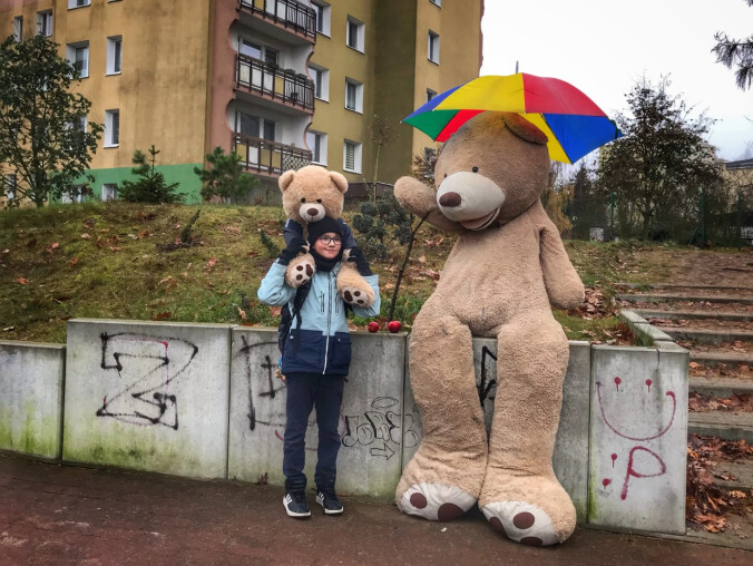 Pluszowy Miś siedzi sobie przy moście w Pile - VIDEO  - grafika