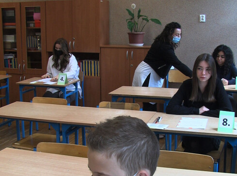 Trwają egzaminy ósmoklasisty. W czwartek język obcy - grafika