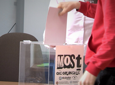 Seniorzy piszą do młodzieży. I na odwrót. Gra generacyjna  - grafika