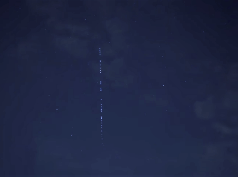 Przelot kosmicznego pociągu na polskim niebie  - grafika