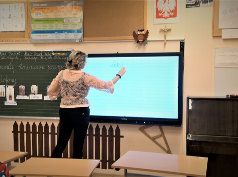 Szkoła w Przyłękach dostała sprzęt komputerowy. Wcześniej okrojo - grafika