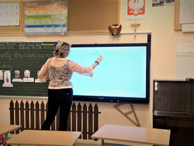 Szkoła w Przyłękach dostała sprzęt komputerowy. Wcześniej okrojo - grafika