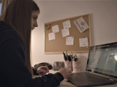 Nauczanie zdalne jest bardziej komfortowe - twierdzą uczniowie  - grafika