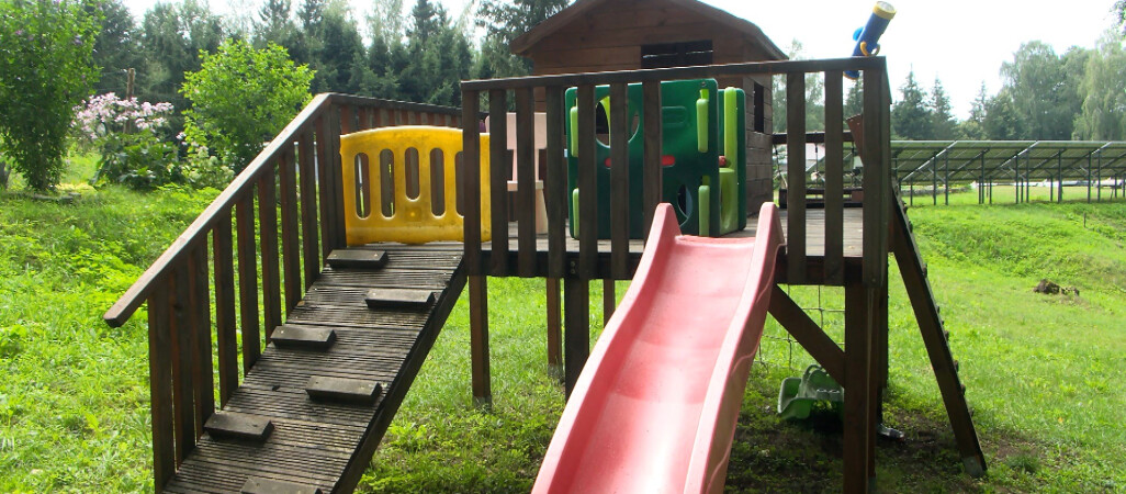 4-latek zaplątał się w linę na placu zabaw. Stracił przytomność