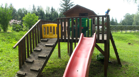 4-latek zaplątał się w linę na placu zabaw. Stracił przytomność - grafika