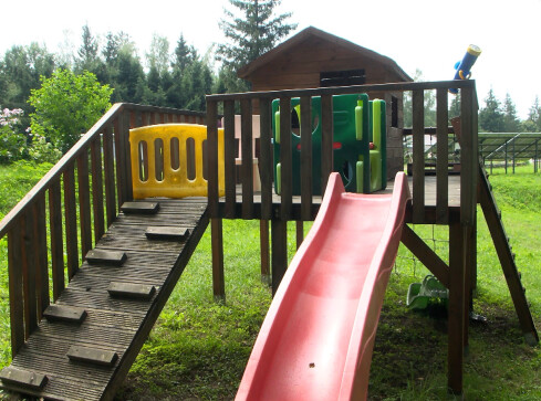 4-latek zaplątał się w linę na placu zabaw. Stracił przytomność - grafika