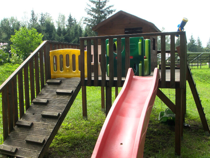 4-latek zaplątał się w linę na placu zabaw. Stracił przytomność - grafika