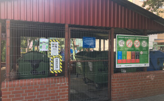 Piła w kolorach żółto-czarnych skrzynek na baterie