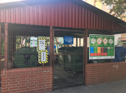 Piła w kolorach żółto-czarnych skrzynek na baterie - grafika