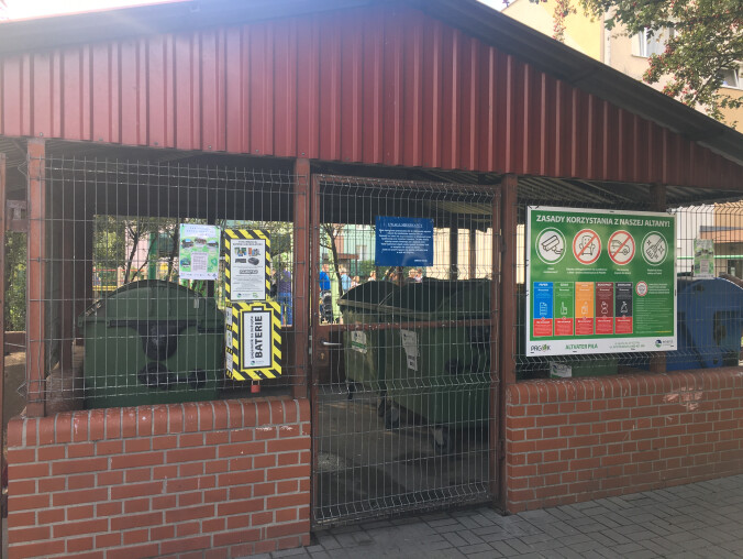 Piła w kolorach żółto-czarnych skrzynek na baterie - grafika