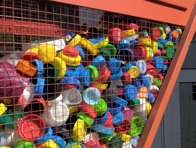 Z ulic znikną pojemniki na nakrętki, bo nie będzie już samych nakr - grafika