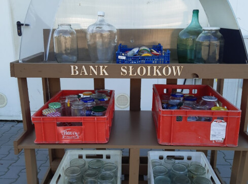 Bank słoików w pilskim PSZOKU. Czemu ma służyć?  - grafika