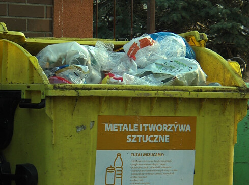 Oszuści wyłudzają pieniądze strasząc, że ludzie źle segregują  - grafika