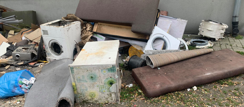 Śmietnik przy al. Niepodległości w Pile 