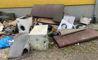 Śmietnik przy al. Niepodległości w Pile 