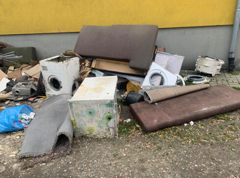 Śmietnik przy al. Niepodległości w Pile  - grafika