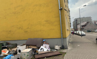 Śmietnik przy al. Niepodległości w Pile 