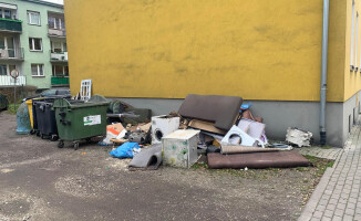Śmietnik przy al. Niepodległości w Pile 