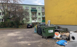 Śmietnik przy al. Niepodległości w Pile 
