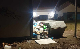 Nad Zalewem "kwitną" śmieci