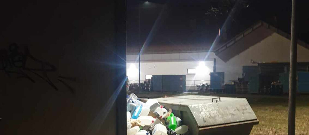 Nad Zalewem "kwitną" śmieci