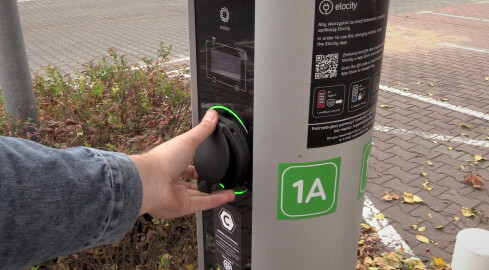W Czarnkowie można naładować elektryczne auto  - grafika