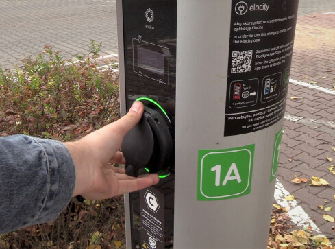 W Czarnkowie można naładować elektryczne auto  - grafika