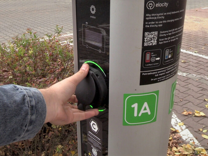 W Czarnkowie można naładować elektryczne auto  - grafika