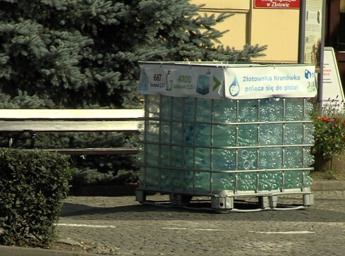 Kranówka lepsza od wody butelkowanej? Na pewno też tańsza  - grafika