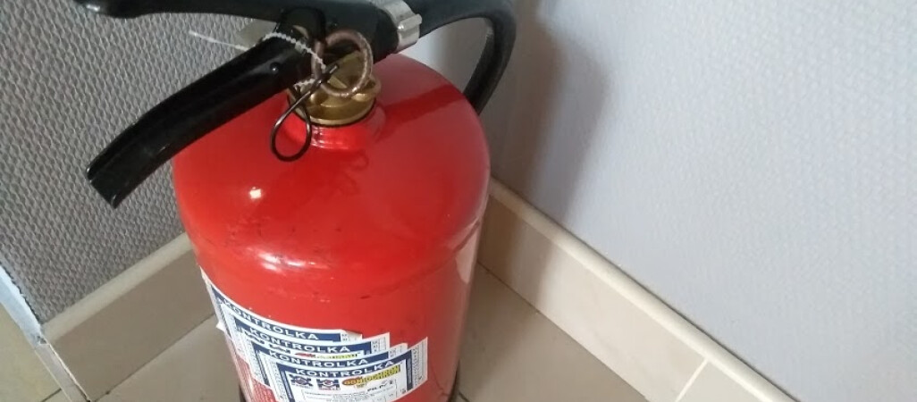 Kradł gaśnice i... rozpylał je po drodze 