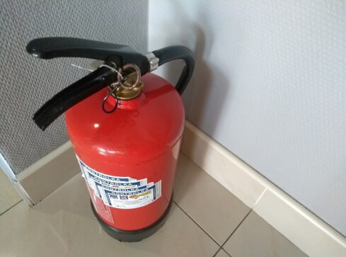 Kradł gaśnice i... rozpylał je po drodze  - grafika