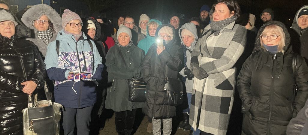 Pracownicy Sanity pod bramą zakładu. Chcieli pracować