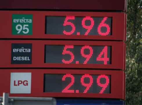 Jak długo będziemy tankować taniej? - grafika
