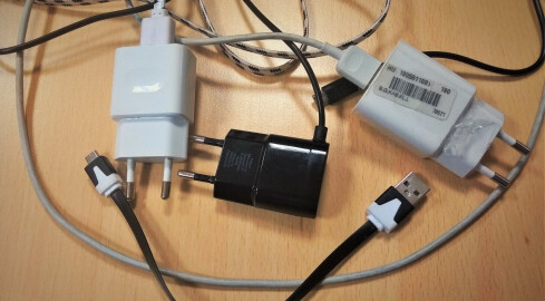 UOKiK: co trzecia ładowarka do telefonu nie spełnia wymogów  - grafika