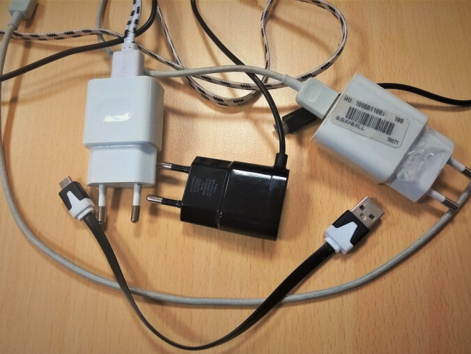 UOKiK: co trzecia ładowarka do telefonu nie spełnia wymogów  - grafika