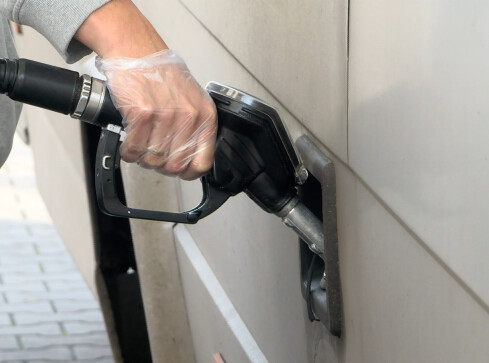 Ceny paliw drenują nasze kieszenie. Kiedy będzie taniej? - grafika