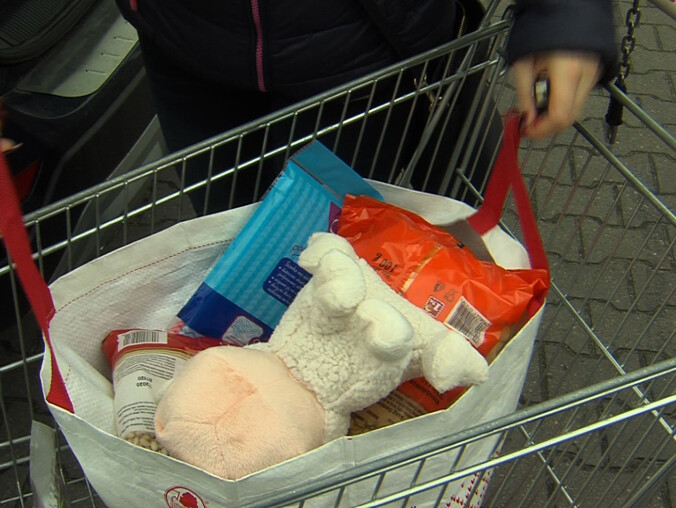 Puste półki, tłok w sklepach i kasjerzy w maseczkach  - grafika