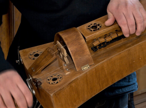 Jak brzmi lira korbowa? Muzyk spod Złotowa sam ją zbudował  - grafika